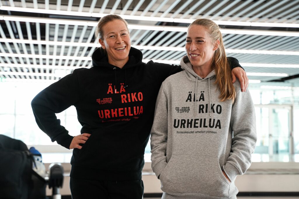Tinja-Riikka Korpela ja Linda Sällström Älä riko urheilua -huppareissa.